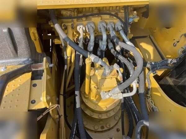 2021 Caterpillar 320GC crawler excavator hydraulic pump and valve assembly 2021 Caterpillar 320GC crawler excavator hydraulic pump and valve assembly