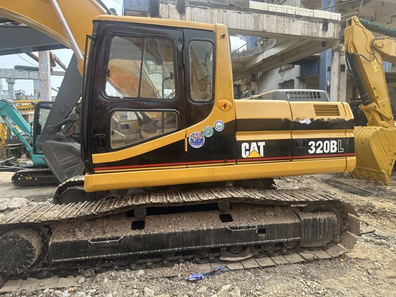 Caterpillar 320BL crawler excavator side view Caterpillar 320BL crawler excavator side view
