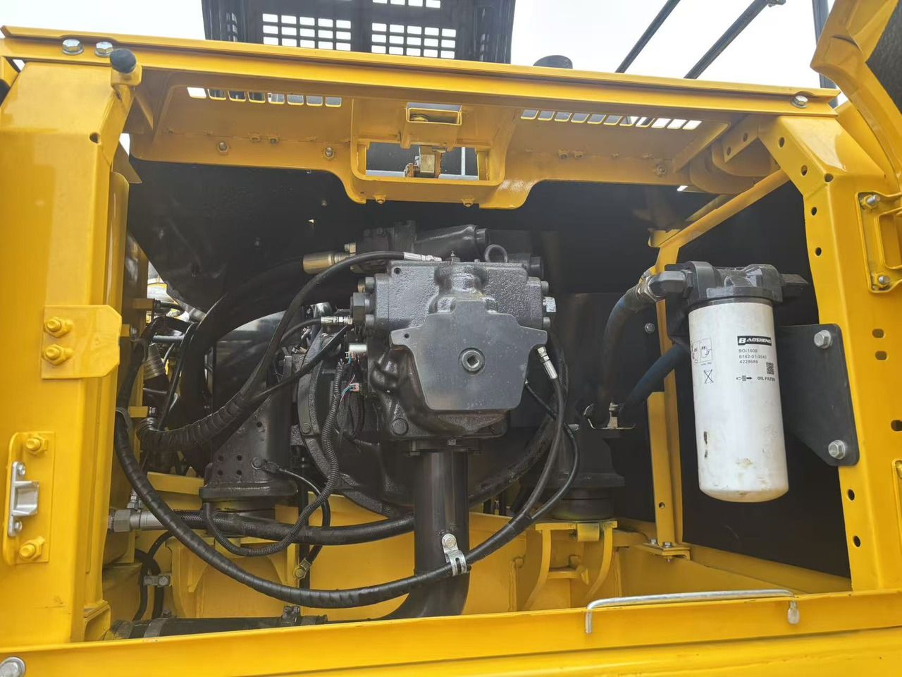 2022 Komatsu PC300-7 crawler excavator engine compartment view 2022 Komatsu PC300-7 crawler excavator engine compartment view