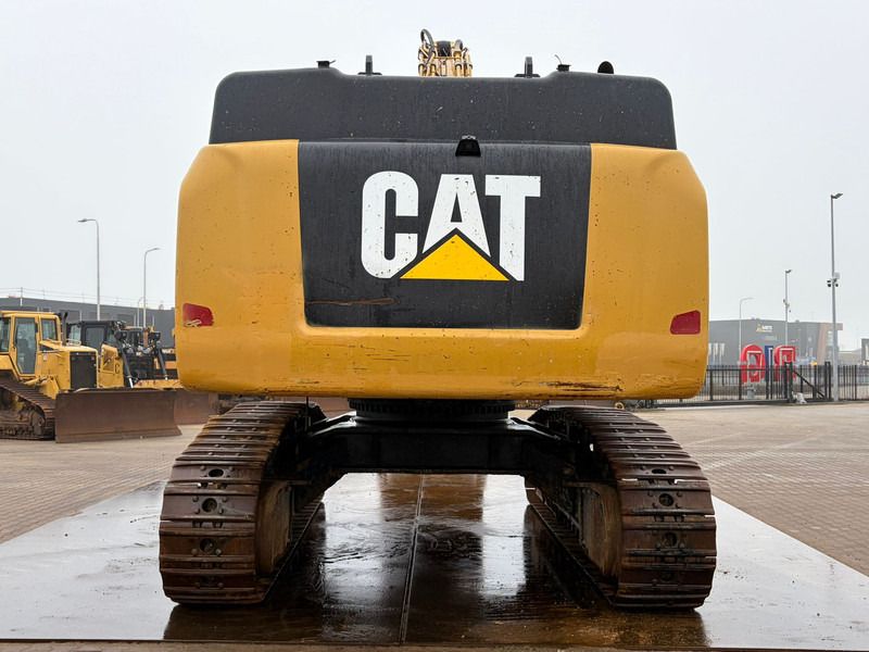2019 Caterpillar 352F crawler excavator rear view 2019 Caterpillar 352F crawler excavator rear view