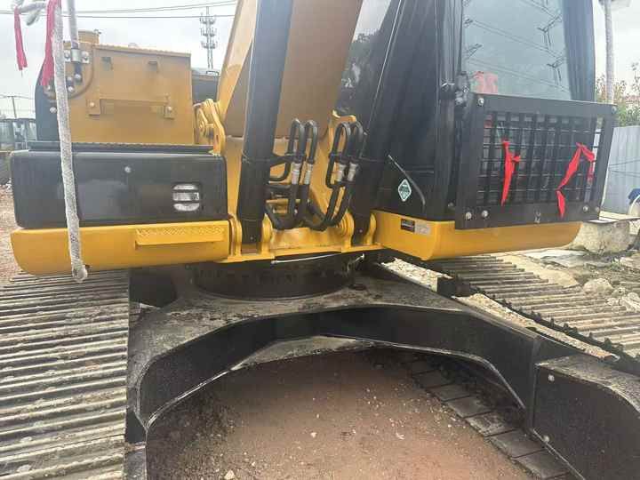 Escavatore cingolato Caterpillar 320DL del 2020, primo piano di cabina e struttura superiore