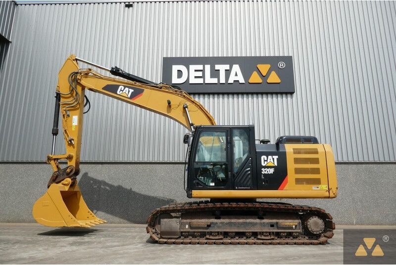 2017 Caterpillar 320FL crawler excavator, side view 2017 Caterpillar 320FL crawler excavator, side view