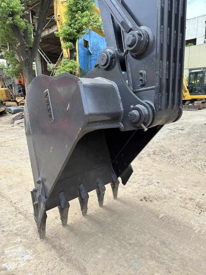 2024 Volvo EC210D crawler excavator bucket detail