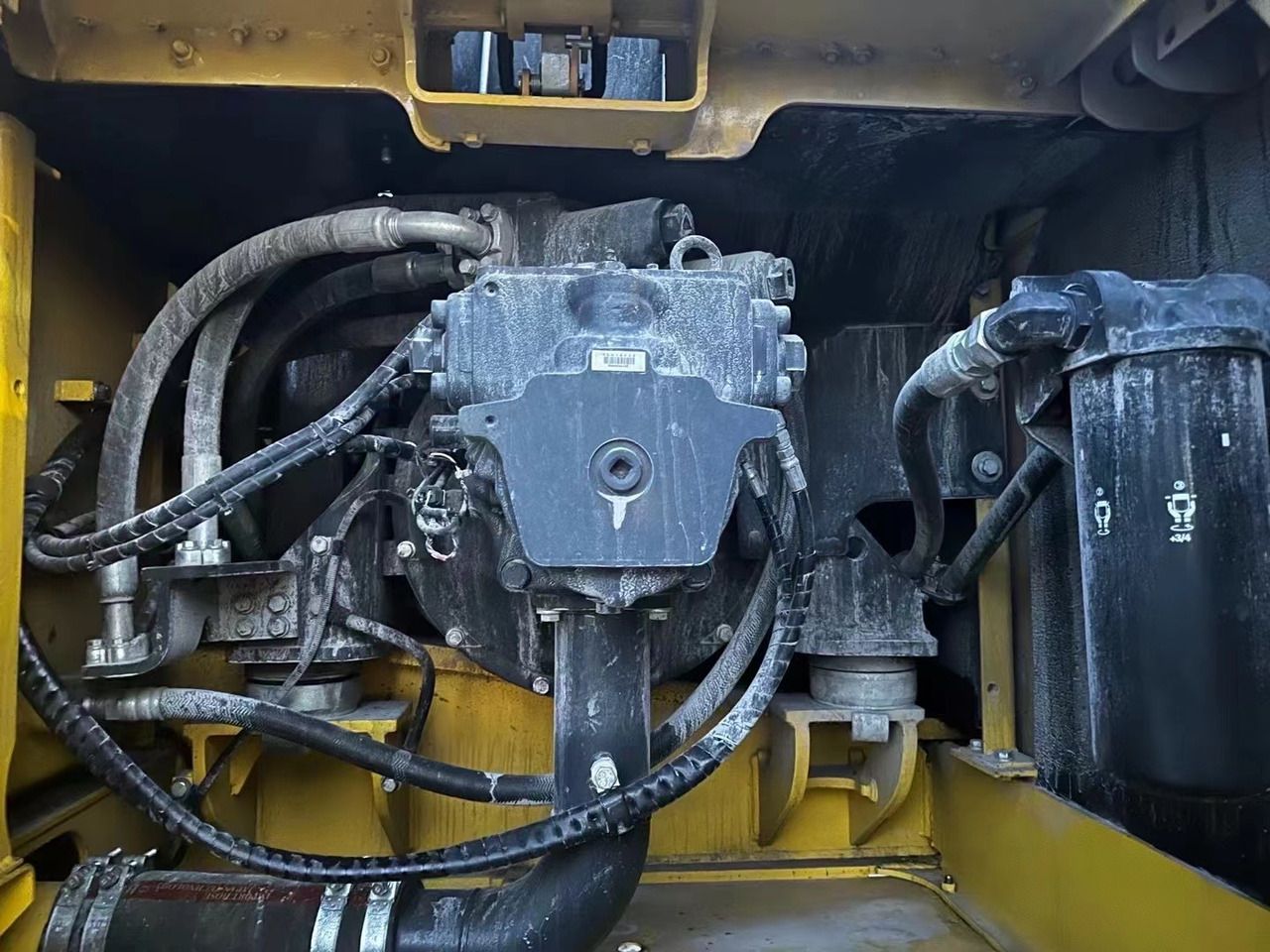2021 Komatsu PC350-7 crawler excavator engine compartment detail 2021 Komatsu PC350-7 crawler excavator engine compartment detail