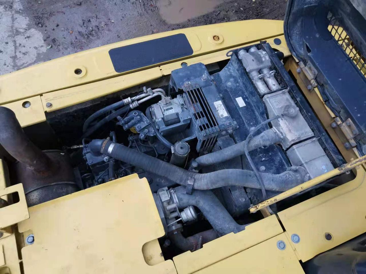 2018 Komatsu PC130-7 engine bay view 2018 Komatsu PC130-7 engine bay view