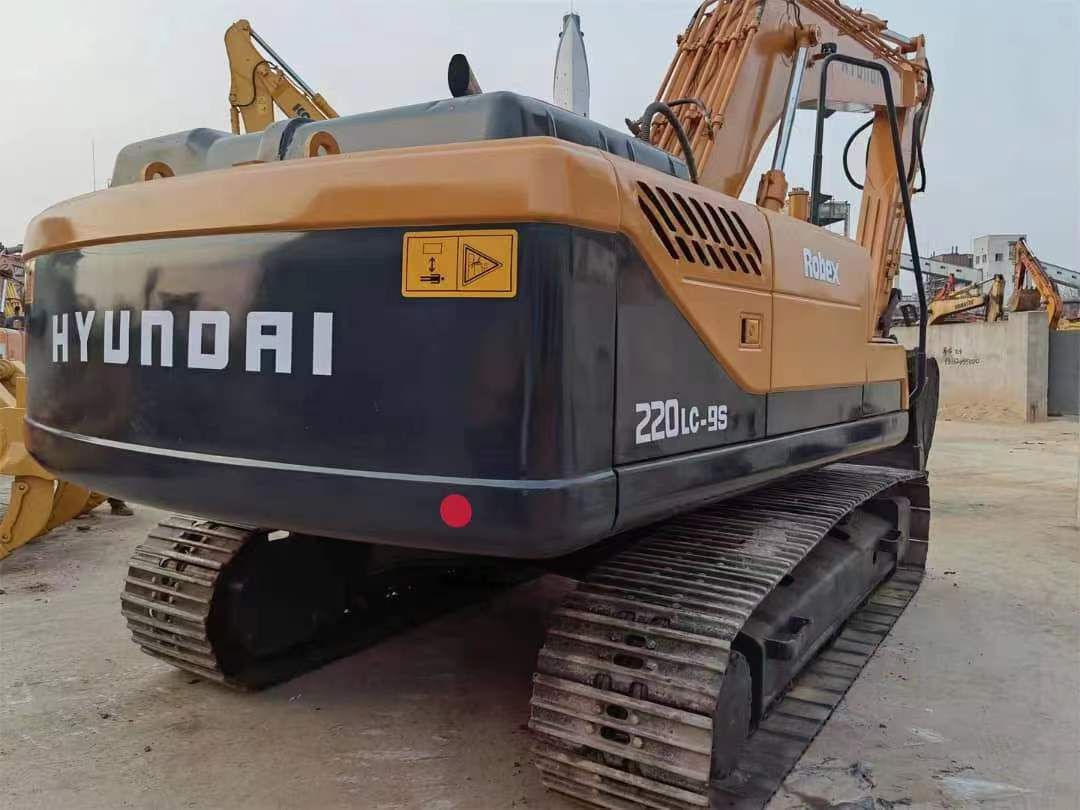 2019 Hyundai R220LC-9S crawler excavator rear three-quarter view 2019 Hyundai R220LC-9S crawler excavator rear three-quarter view
