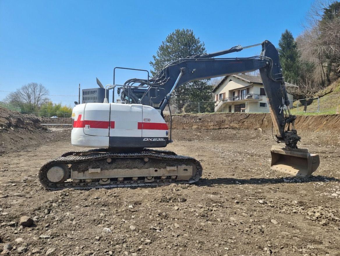 2019 Doosan DX235LCR-5 crawler excavator, side view 2019 Doosan DX235LCR-5 crawler excavator, side view