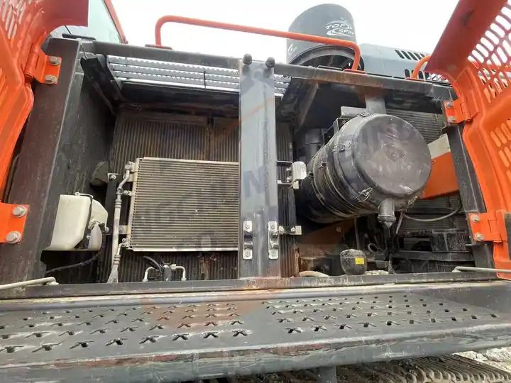 2020 Doosan 520 excavator engine compartment view 2020 Doosan 520 excavator engine compartment view