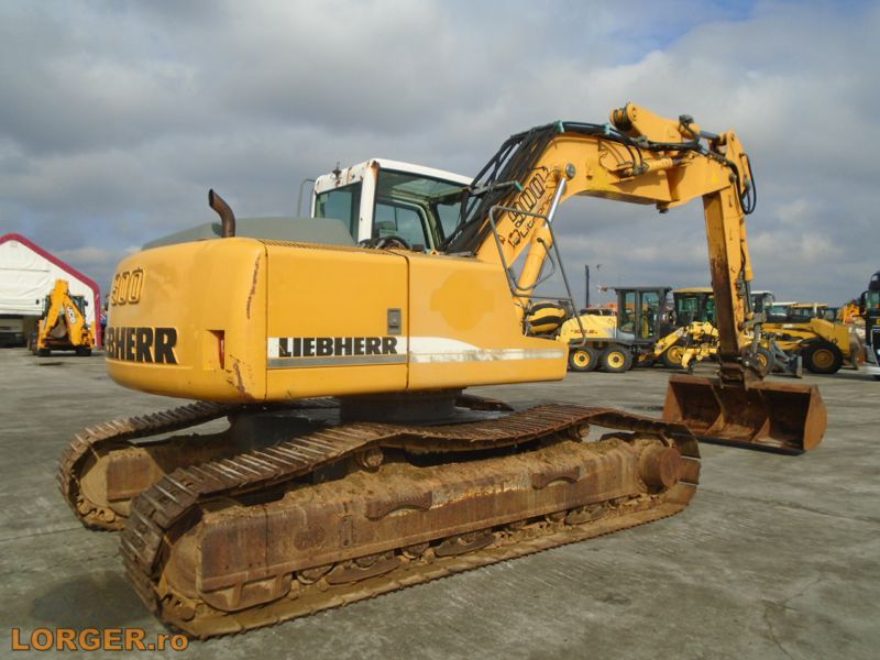2006 Liebherr R900C crawler excavator, rear three-quarter view 2006 Liebherr R900C crawler excavator, rear three-quarter view