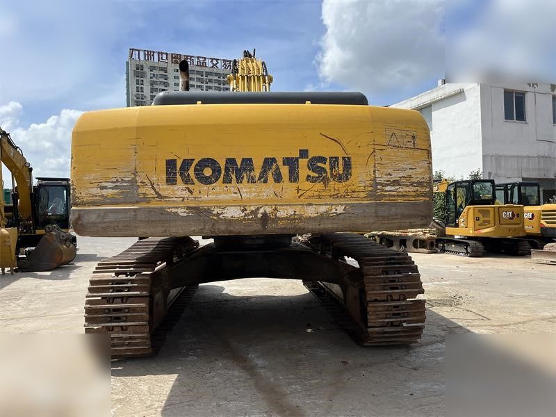 2016 Komatsu PC400-8 crawler excavator, rear view 2016 Komatsu PC400-8 crawler excavator, rear view