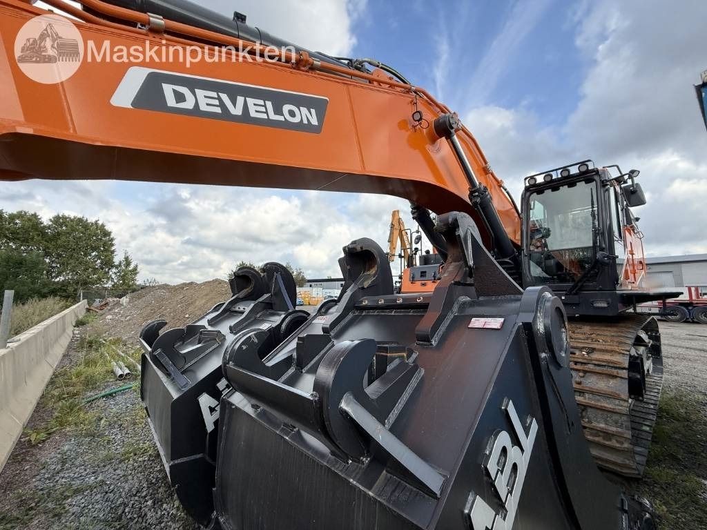 2025 Develon 800LC-7 crawler excavator front view