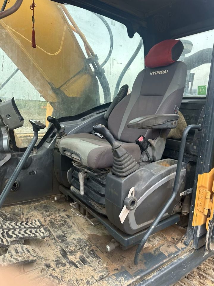 2018 Hyundai R305LC-9T Crawler Excavator interior cab view 2018 Hyundai R305LC-9T Crawler Excavator interior cab view