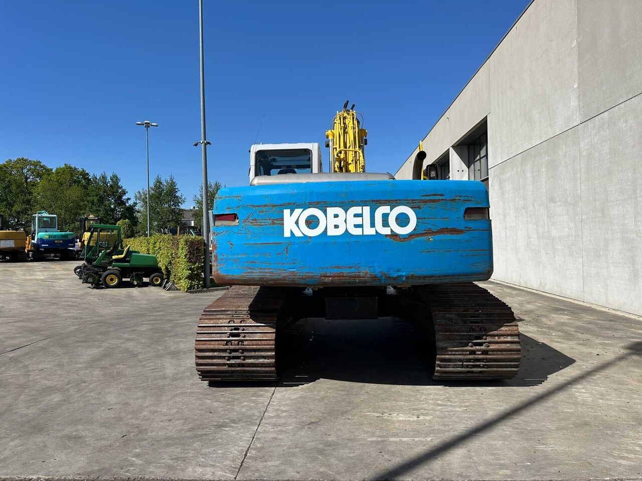 2000 Kobelco SK210LC-6 crawler excavator, rear view 2000 Kobelco SK210LC-6 crawler excavator, rear view