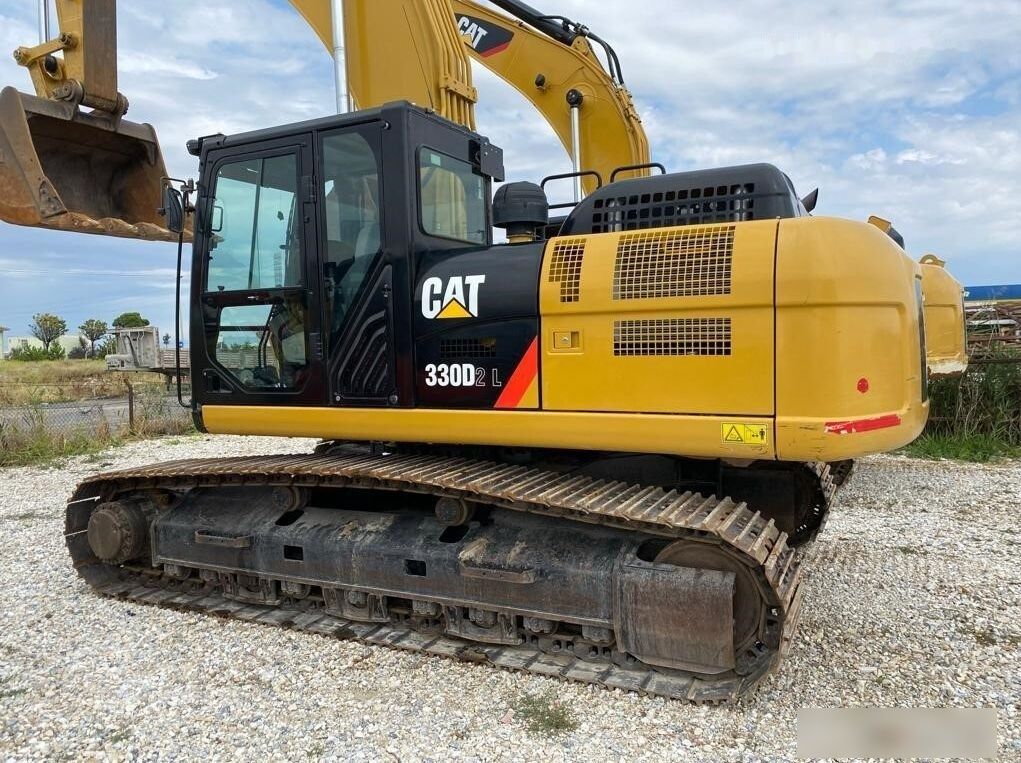 2017 Caterpillar 330D2L crawler excavator side view 2017 Caterpillar 330D2L crawler excavator side view