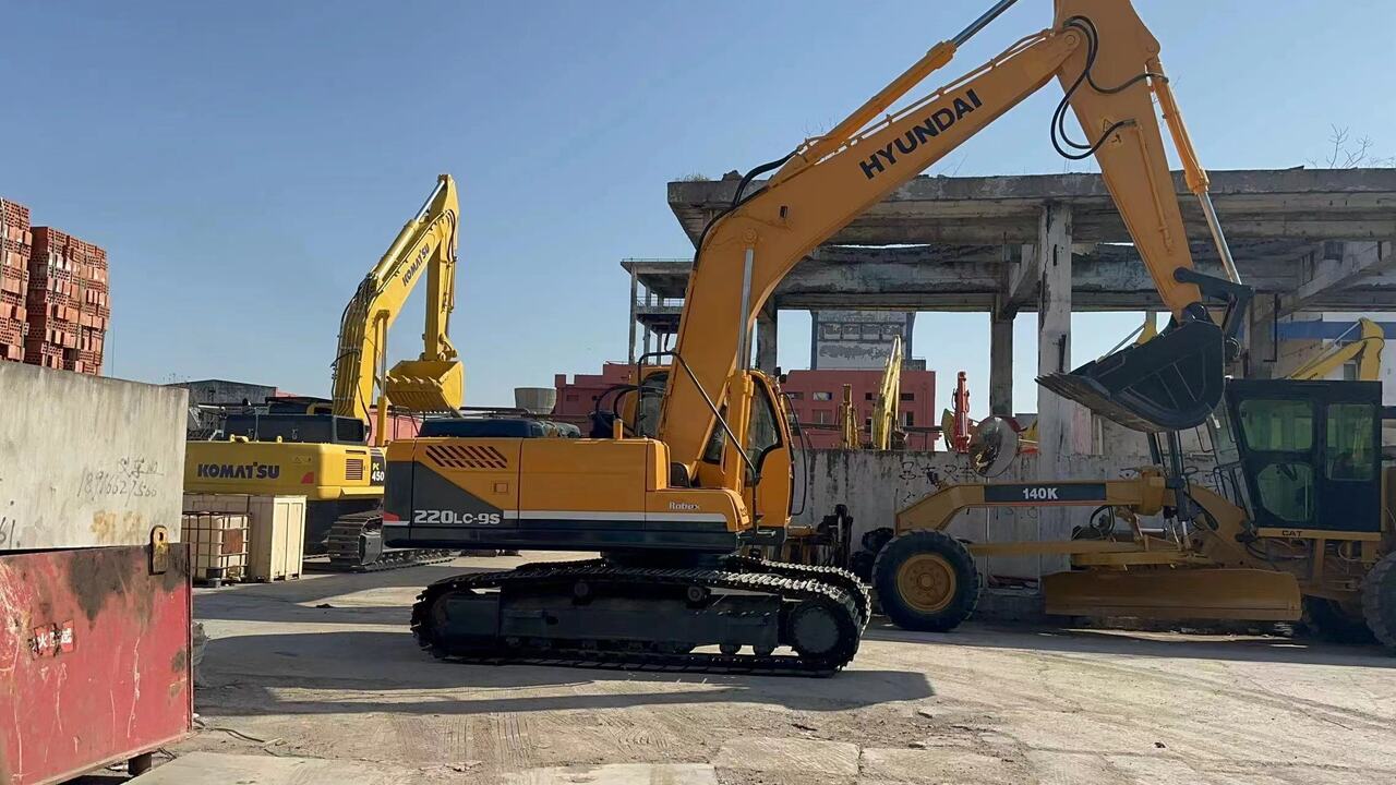 2015 Hyundai R220LC-9S Crawler Excavator 2015 Hyundai R220LC-9S Crawler Excavator
