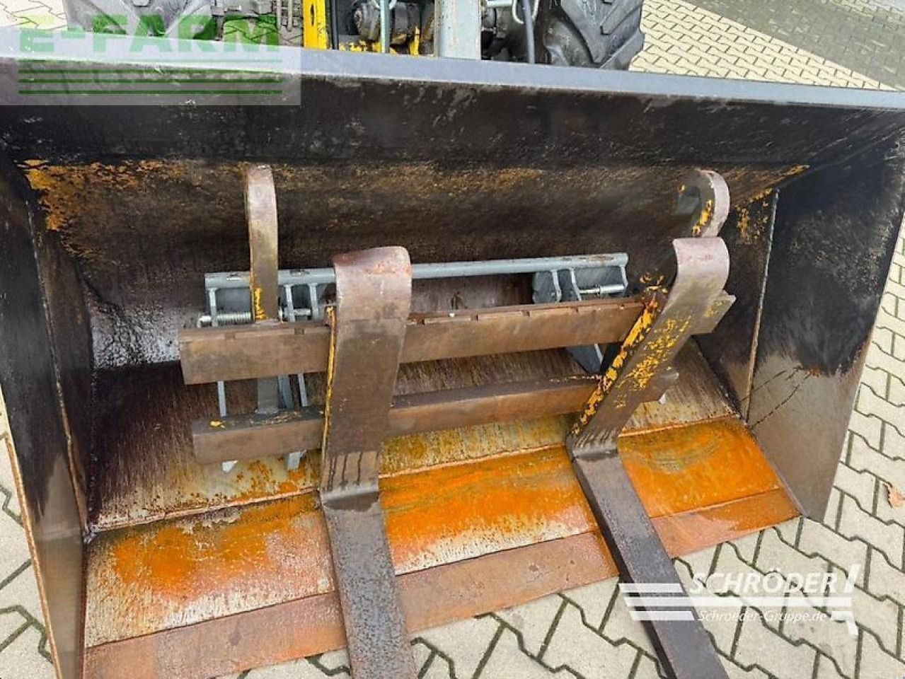 2004 Kramer 380 mini excavator bucket and pallet fork attachment 2004 Kramer 380 mini excavator bucket and pallet fork attachment
