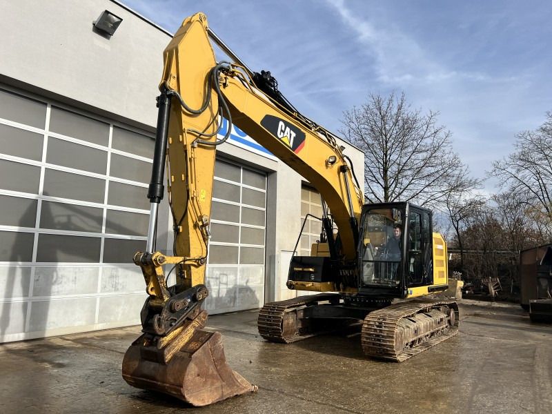 2015 Caterpillar 320EL crawler excavator, front three-quarter view