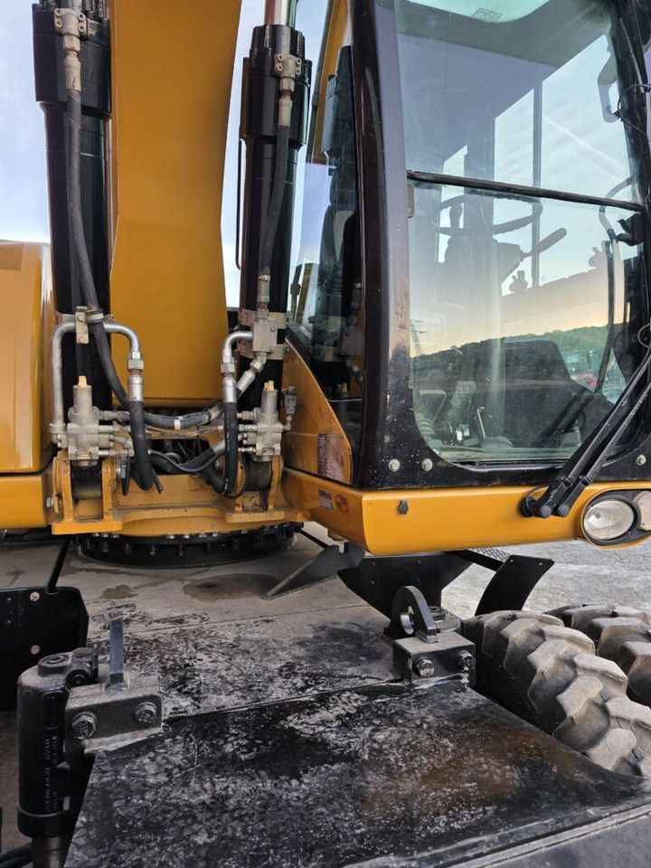 2007 Caterpillar M318D wheel excavator cab and boom detail