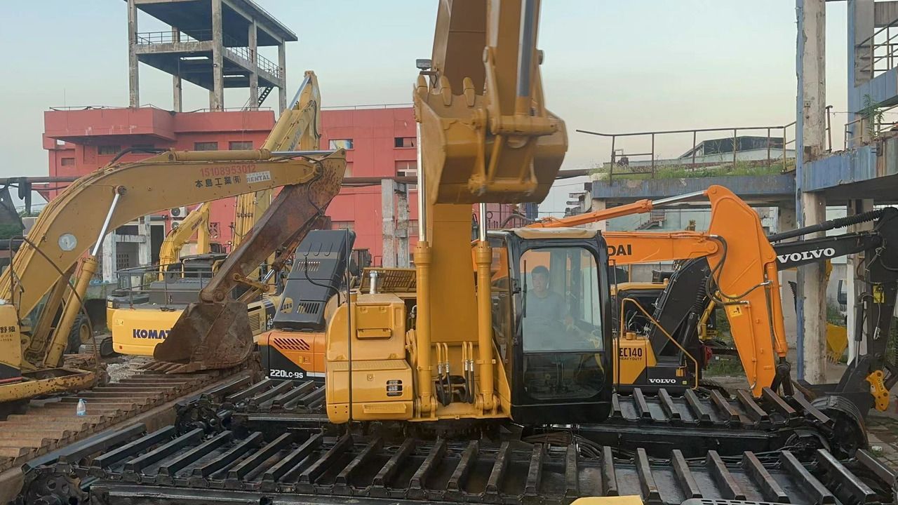 2018 Caterpillar 320C amphibious excavator, side view