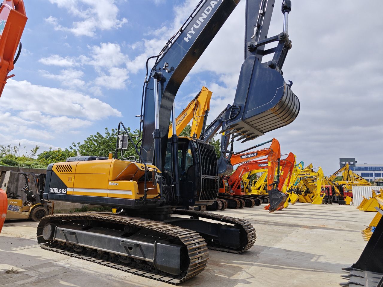 Hyundai R300LC-9S crawler excavator, side view