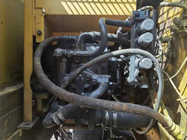 Détail du compartiment moteur d'une pelle sur chenilles Komatsu PC220-8 de 2018 Détail du compartiment moteur d'une pelle sur chenilles Komatsu PC220-8 de 2018