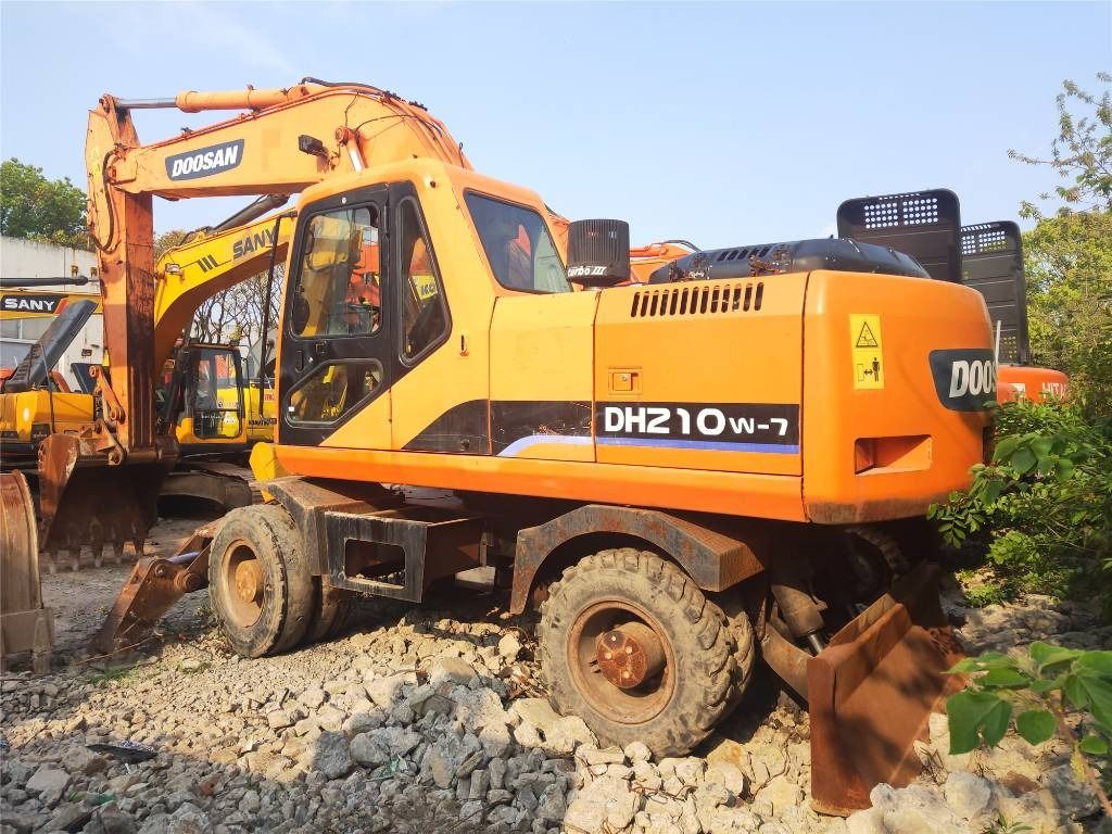 2021 Doosan DH210W-7 wheel excavator, side profile view 2021 Doosan DH210W-7 wheel excavator, side profile view