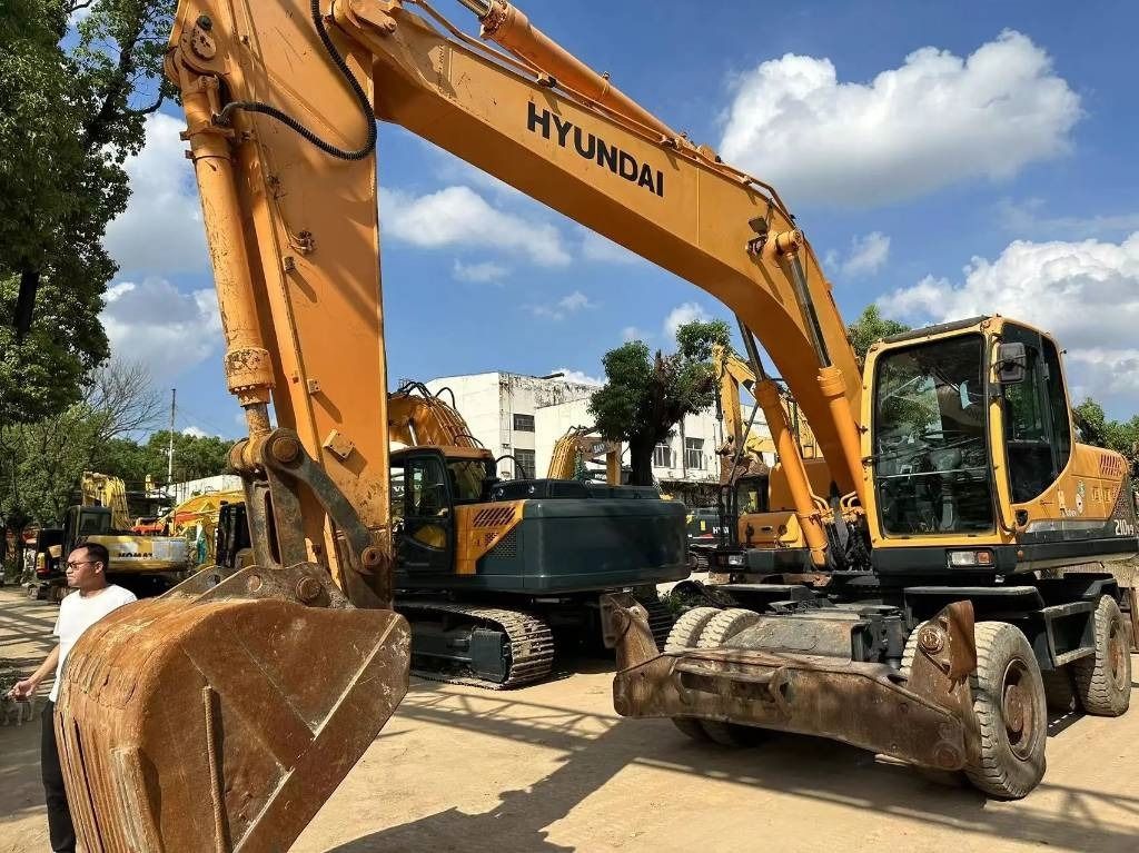 2023 Hyundai R210W-9 Escavatore Gomma