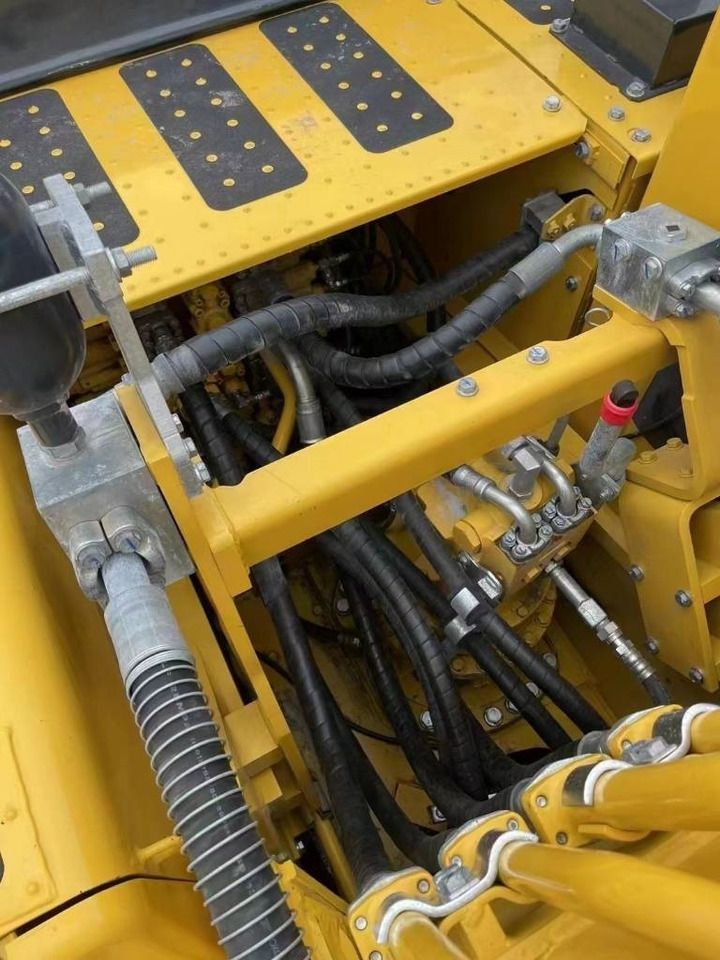 Vue du compartiment hydraulique d'une pelle sur chenilles Komatsu PC220-8 de 2023