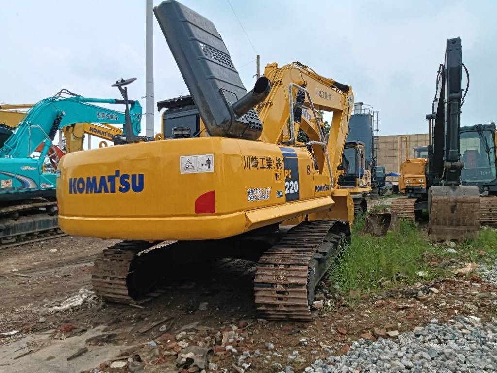 Pelle sur chenilles Komatsu PC220-8 de 2021, vue arrière Pelle sur chenilles Komatsu PC220-8 de 2021, vue arrière