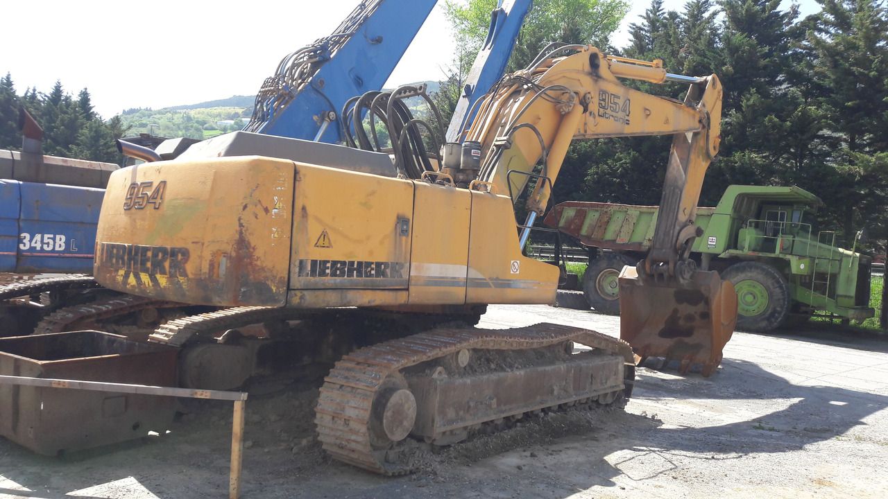 2001 Liebherr 954 crawler excavator, rear three-quarter view 2001 Liebherr 954 crawler excavator, rear three-quarter view