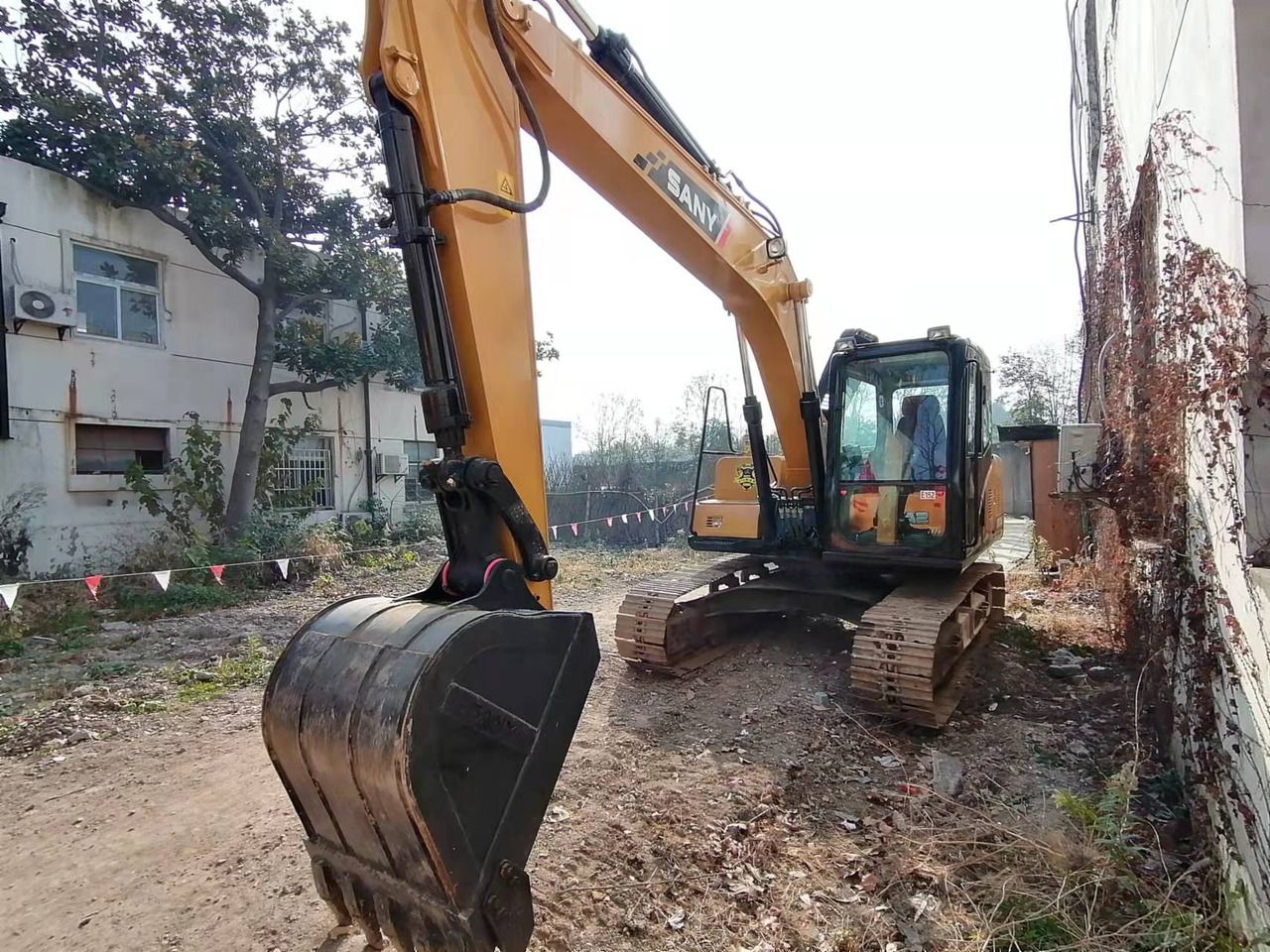 2022 Sany SY135 crawler excavator, front three-quarter view 2022 Sany SY135 crawler excavator, front three-quarter view