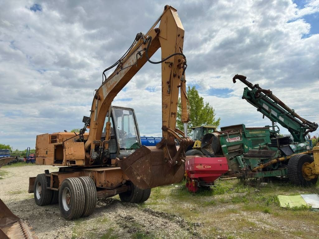 1997 CASE 588-P wheel excavator, side view