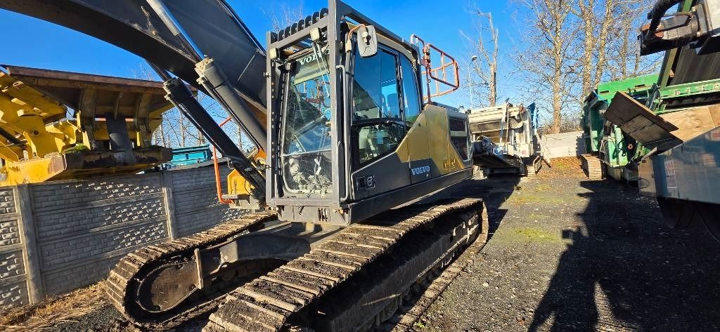 2018 Volvo EC300EL crawler excavator, front three-quarter view 2018 Volvo EC300EL crawler excavator, front three-quarter view