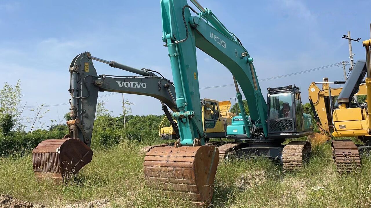 2017 Kobelco SK350 crawler excavator, front three-quarter view 2017 Kobelco SK350 crawler excavator, front three-quarter view