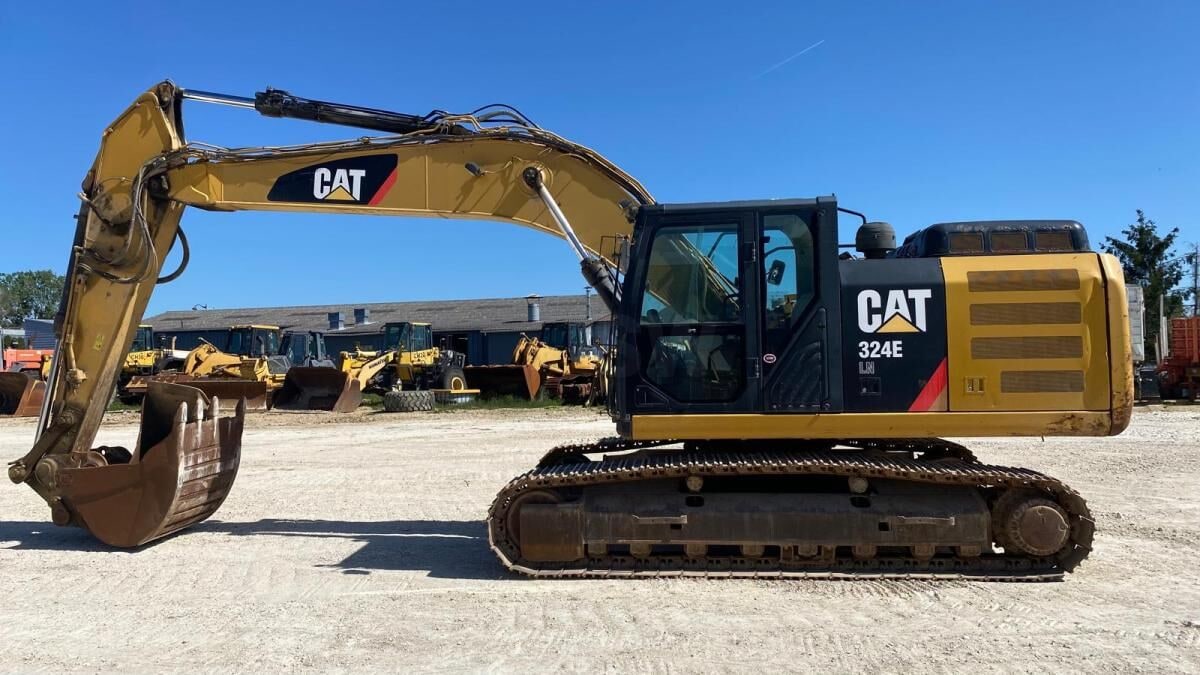 2014 Caterpillar 324ELN crawler excavator, side view 2014 Caterpillar 324ELN crawler excavator, side view