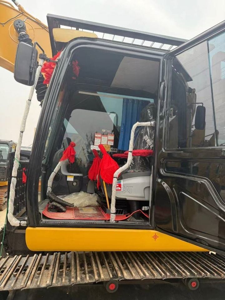 2024 Caterpillar 320D paletli ekskavatör kabin iç görünümü
