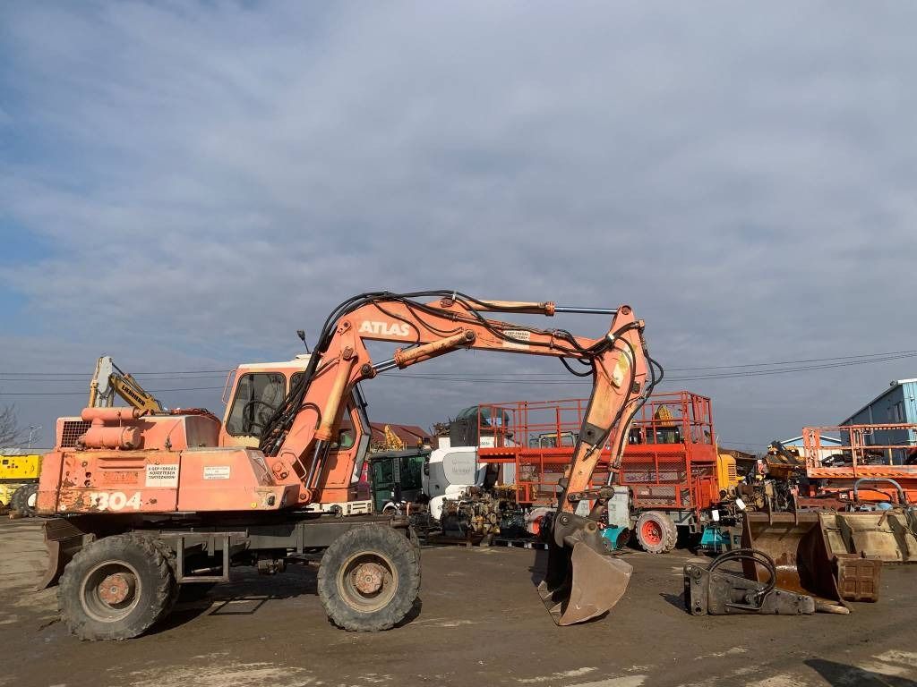 1993 Atlas 1304 wheel excavator, side view 1993 Atlas 1304 wheel excavator, side view