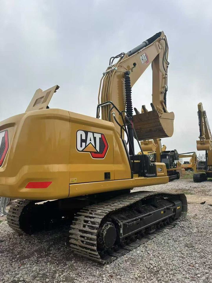 2022 Caterpillar 330GC Raupenbagger, Ansicht von hinten dreiviertel