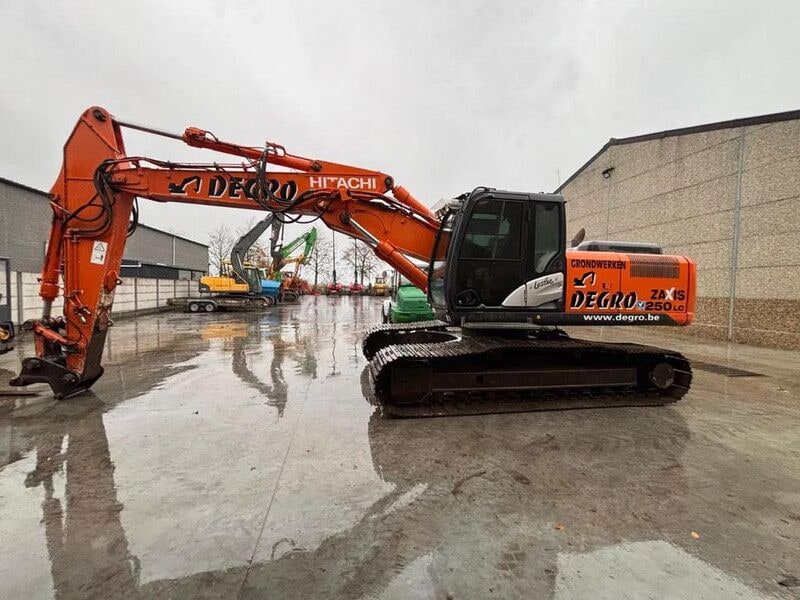 2012 Hitachi Zaxis 250LC crawler excavator side view