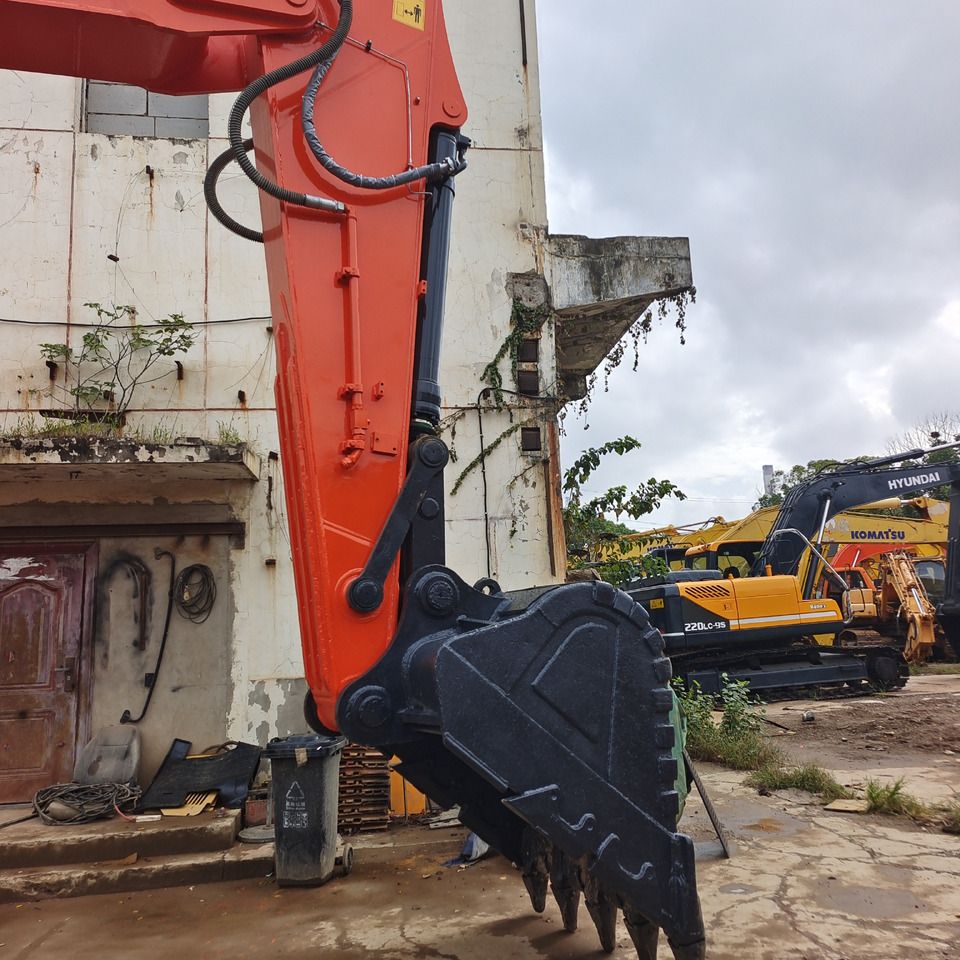 2024 Doosan DX340 crawler excavator boom and bucket detail