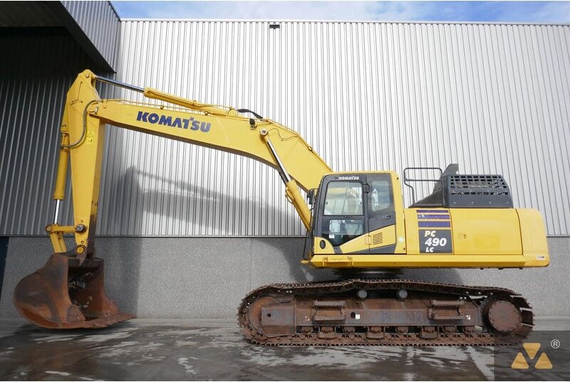 2017 Komatsu PC490LC-11 crawler excavator, side view 2017 Komatsu PC490LC-11 crawler excavator, side view