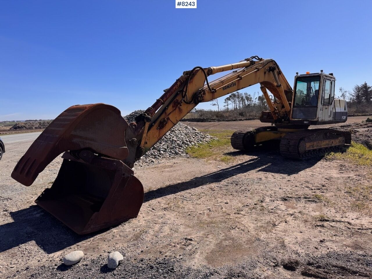 1994 Komatsu PC210-5 excavator side view 1994 Komatsu PC210-5 excavator side view