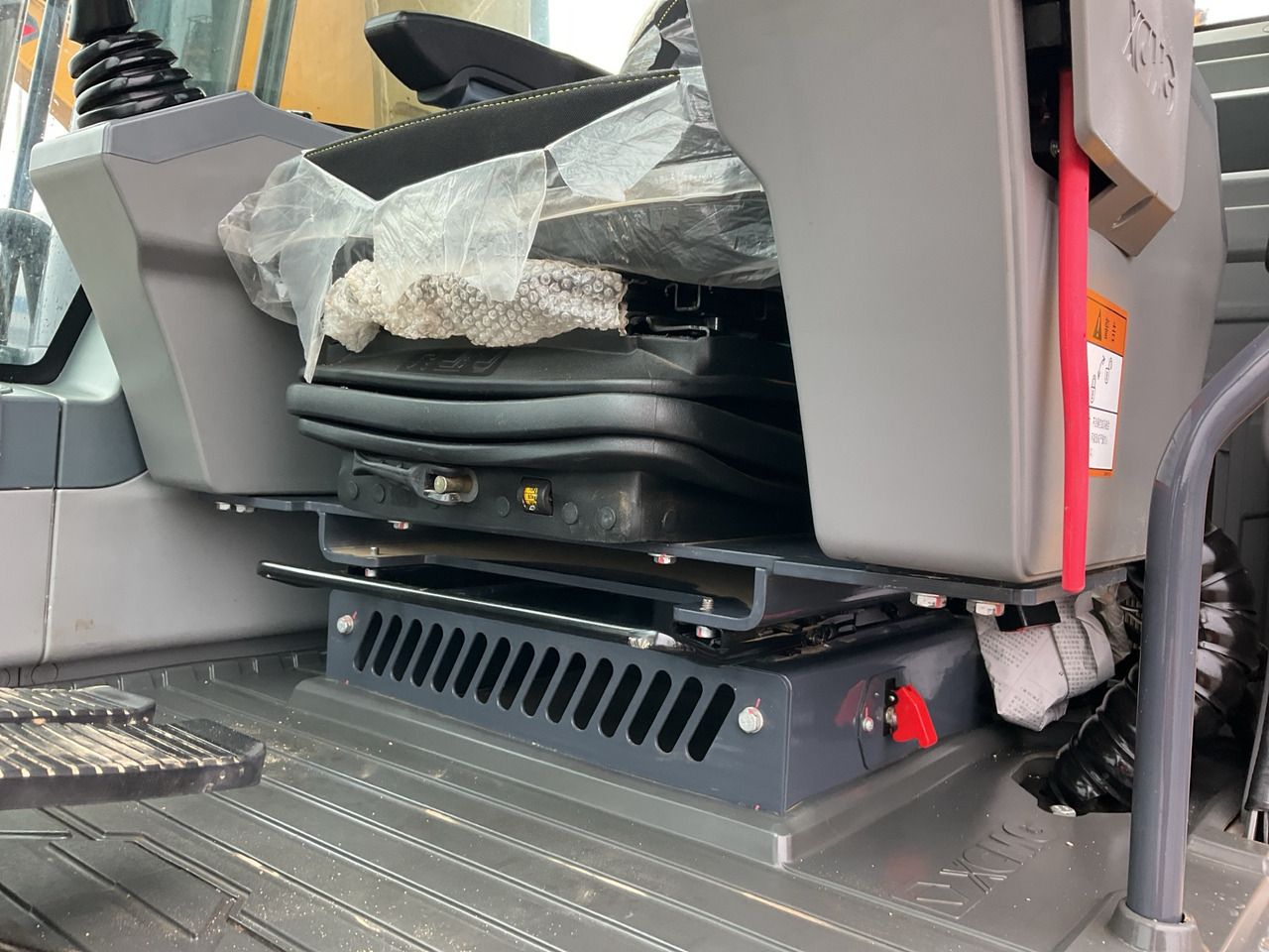 2022 XCMG XE245DK crawler excavator interior cab seat 2022 XCMG XE245DK crawler excavator interior cab seat
