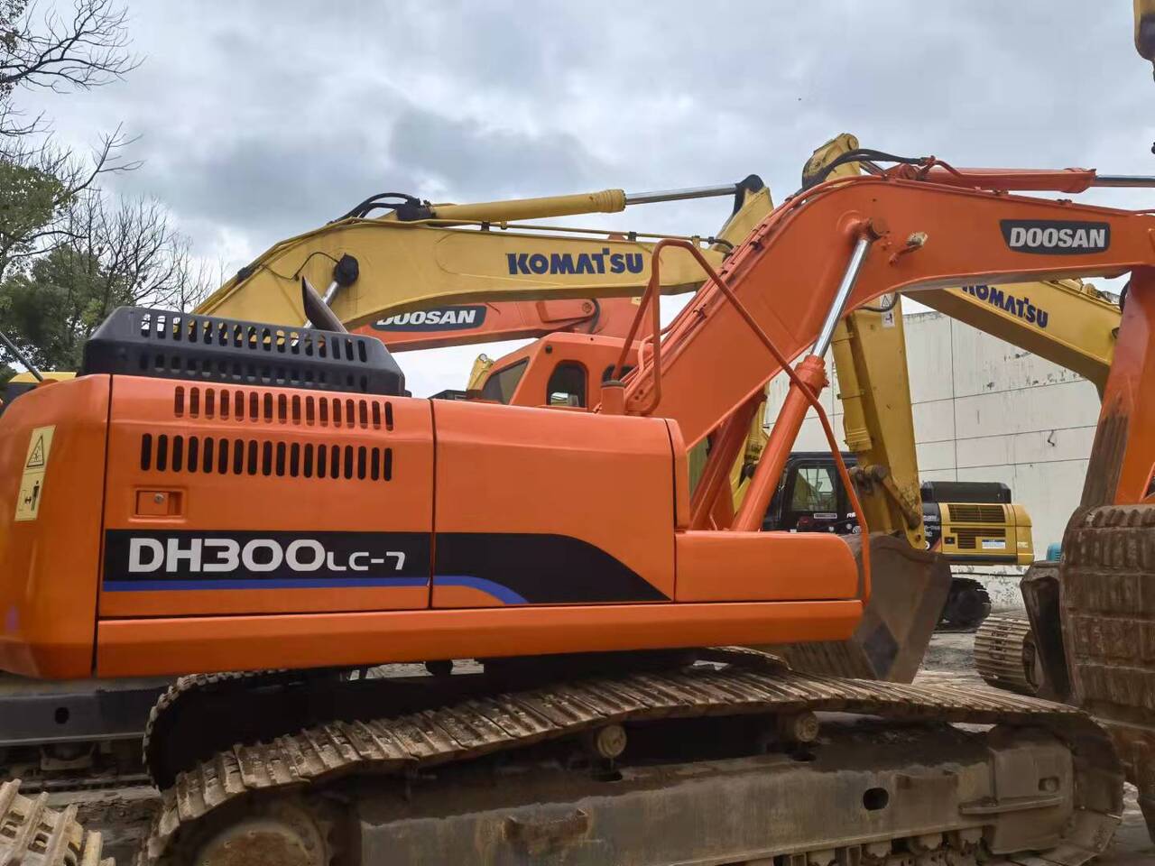 2014 Doosan DH300LC-7 crawler excavator side view