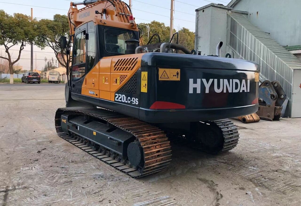 2021 Hyundai R220LC-9S crawler excavator, rear three-quarter view