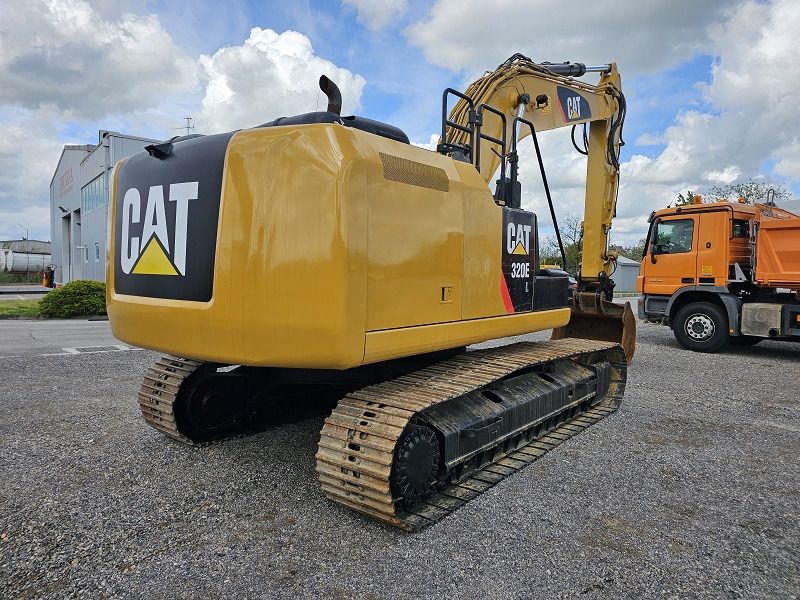 2014 Caterpillar 320EL crawler excavator, rear three-quarter view