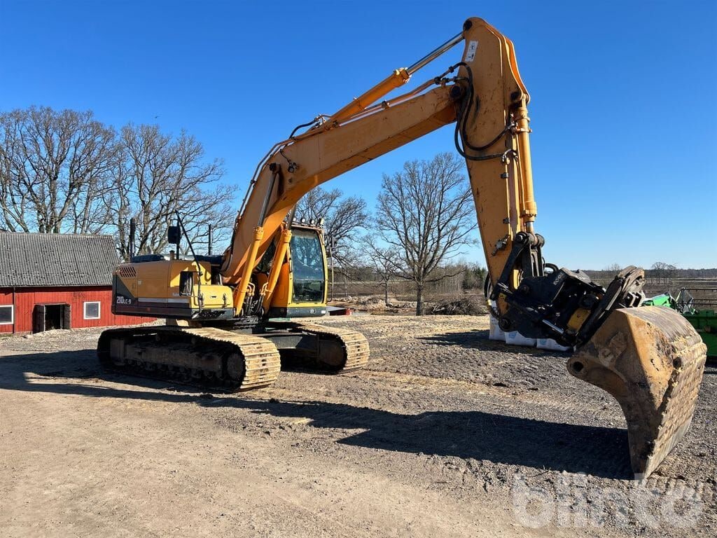 2011 Hyundai R210LC-9 crawler excavator, side view 2011 Hyundai R210LC-9 crawler excavator, side view