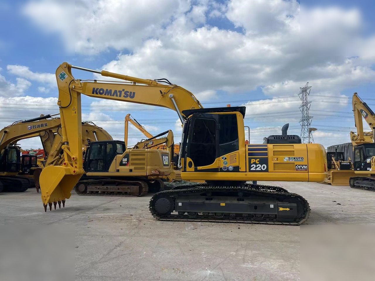 Pelle sur chenilles Komatsu PC220-8 de 2021, vue de côté Pelle sur chenilles Komatsu PC220-8 de 2021, vue de côté