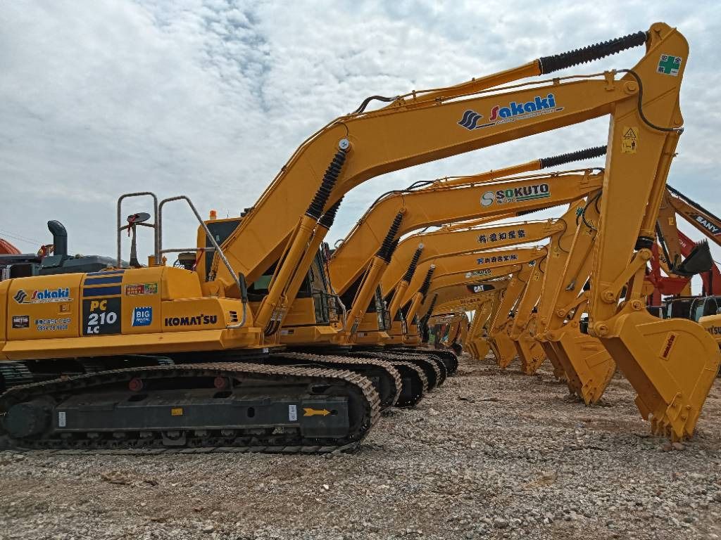 2022 Komatsu PC210-8 crawler excavator, side profile view 2022 Komatsu PC210-8 crawler excavator, side profile view