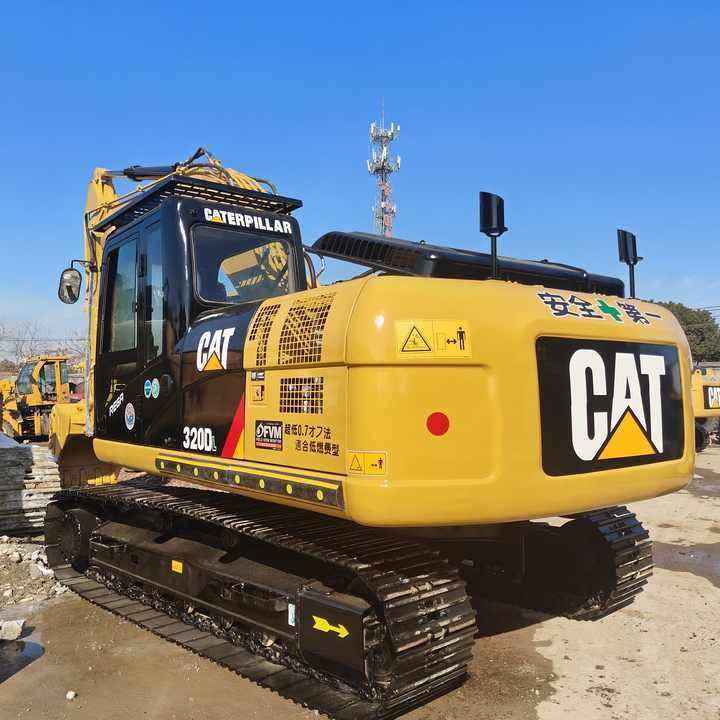 Excavadora de orugas Caterpillar 320D 2021, vista trasera de tres cuartos